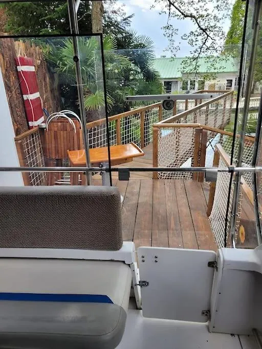 Bateau Sur Terre Pres Du Bassin Hotel Capvern Botel