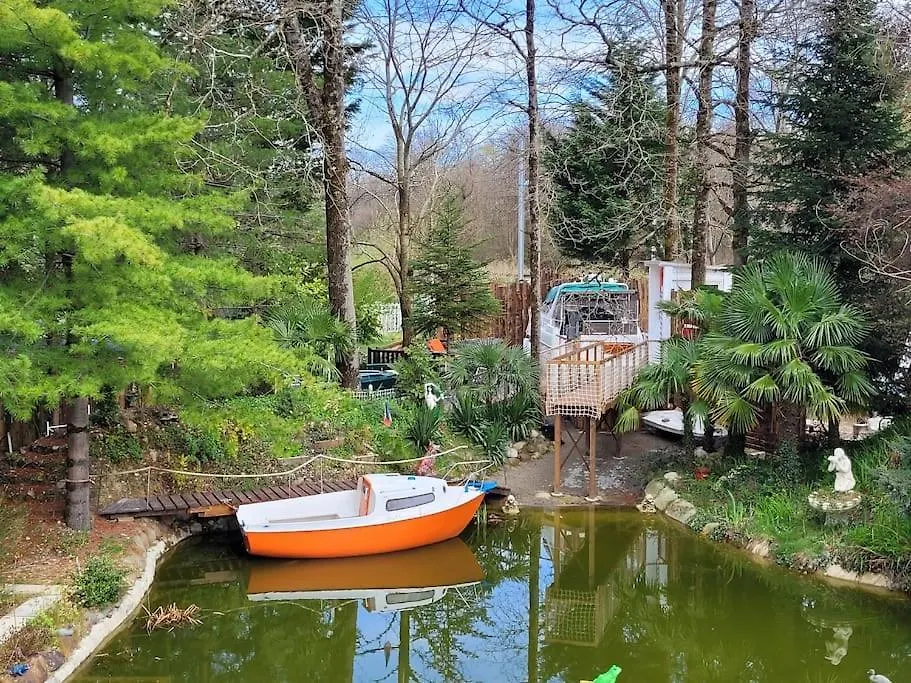 Bateau Sur Terre Pres Du Bassin Hotel Capvern