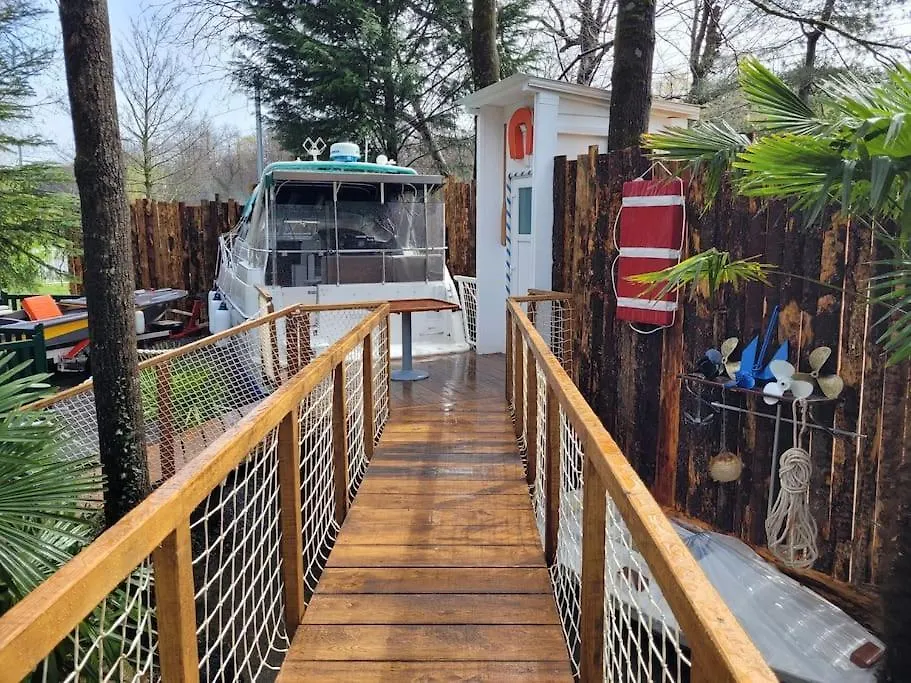 Botel Bateau Sur Terre Pres Du Bassin Hotel Capvern