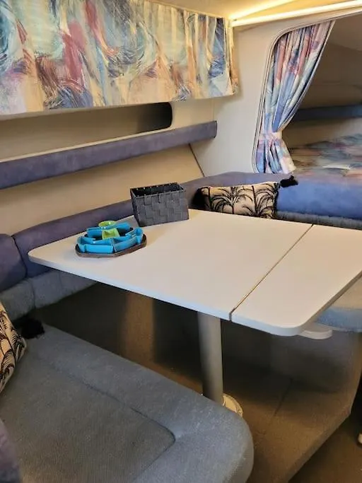 Bateau Sur Terre Pres Du Bassin Hotell Capvern