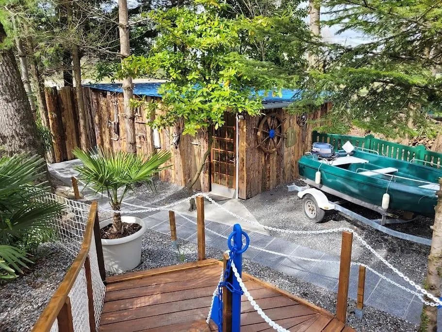 Bateau Sur Terre Pres Du Bassin Hotell Capvern Frankrike